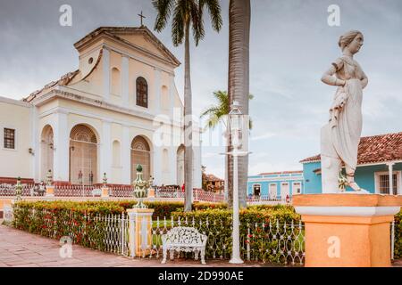 Plaza Mayor - place principale, en arrière-plan l'église de la Sainte Trinité - Iglesia de la Santisima Trinidad. Trinidad, Sancti Spíritus, Cuba, Latin Banque D'Images