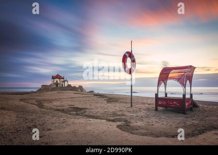 Coucher de soleil à la chapelle de Senhor da Pedra, avec gardien de vie Banque D'Images