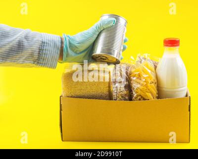 Concept de sécurité alimentaire sur fond jaune Banque D'Images