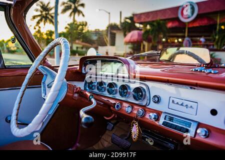 Tableau de bord d'une Dodge, décapotable vieille voiture américaine classique. Varadero, Cárdenas, Matanzas, Cuba, Amérique latine et Caraïbes Banque D'Images