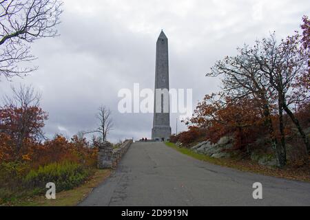 Ciel nuageux, feuillage d'automne luxuriant et monument High point au parc national de High point dans le New Jersey, USA -04 Banque D'Images