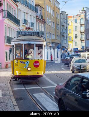 LISBONNE, PORTUGAL - 18 SEPTEMBRE 2018 : célèbre tramway 28 à l'ancienne sur une rue étroite de Lisbonne, Portugal Banque D'Images