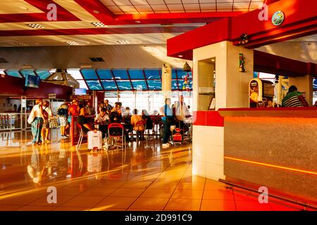 Personnes attendant dans le salon de départ de l'aérogare, José Marti International Airport. La Habana - la Havane, Cuba, Amérique latine et Caraïbes Banque D'Images