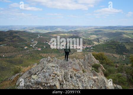 Femme sociétale regardant Castelo Melhor vue aérienne de Point de vue de miradouro de Sao Gabriel Banque D'Images