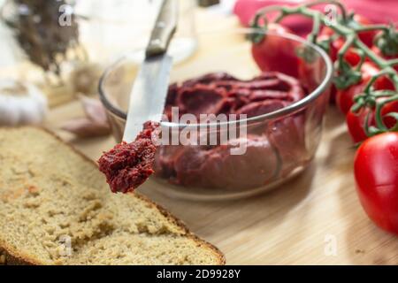 Produits siciliens: Un bol de sauce tomate concentrée appelé 'astratto' Banque D'Images