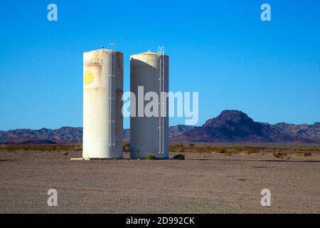 Réservoirs de stockage de gaz dans le désert de Mojave. Mars 2012. Banque D'Images