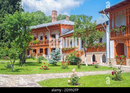 Maisons de moines au monastère de Varatec, monastère orthodoxe d'été en Roumanie Banque D'Images