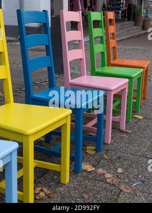 gros plan sur des chaises en bois de couleur dans une rangée Banque D'Images