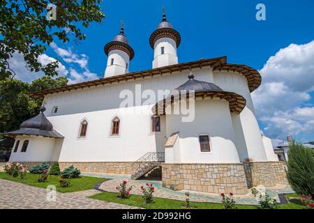 Église orthodoxe historique en Roumanie, église du monastère de Varatec en été ensoleillé. Banque D'Images