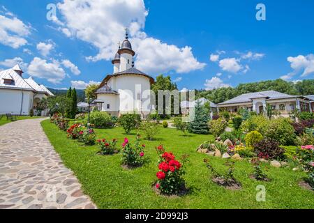 Site historique important de la Moldavie, du monastère de Varatec et de l'église en été Banque D'Images