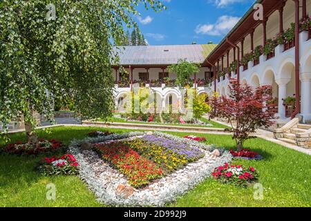 Scène estivale au monastère orthodoxe d'Agapia en Roumanie, un des plus importants lieux de repère en Moldavie Banque D'Images