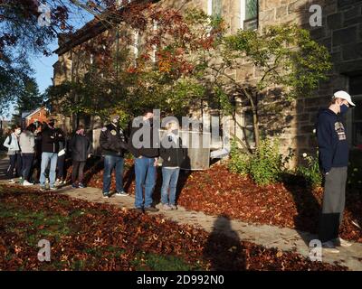 Huntingdon, Pennsylvanie, États-Unis. 3 novembre 2020. De longues files d'attente attendent les électeurs de Pennsylvanie du matin au site de vote du Juanita College. Crédit : Sue Dorfman/ZUMA Wire/Alay Live News Banque D'Images