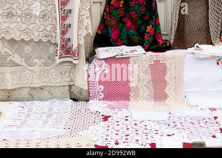 Articles de décoration en crochet artisanal avec motifs différents et articles de tapis en dentelle avec ornements floraux sur l'affichage de solde de rue, détail Banque D'Images