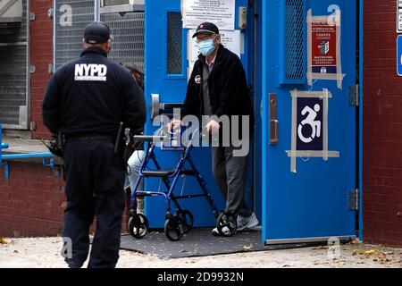 New York, États-Unis. 03ème novembre 2020. Les résidents de New York sont vus devant le site de vote du Lower East Side, une section de New York City, le 3 novembre 2020. Bien qu'un nombre record de personnes aient voté en avance, les électeurs qui préfèrent voter en personne devront porter un masque facial protecteur et garder leur distanciation sociale sur les sites de vote. La plupart des sites de poling seront ouverts de 6:00 à 9:00 dans toute la ville. ( photo de John Lamparski/SIPA USA) crédit: SIPA USA/Alay Live News Banque D'Images