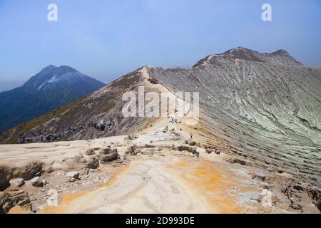 Vue panoramique sur le complexe du volcan Ijen avec montagnes. Le complexe volcanique d'Ijen est un groupe de volcans composites situés à l'est de Java, en Indonésie. Banque D'Images