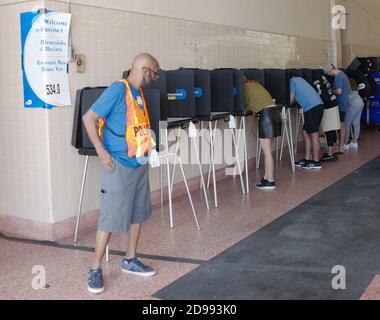 Miami, États-Unis. 03ème novembre 2020. Les résidents de la Floride se tiennent au kiosque de vote le jour de l'élection pour voter à l'élection présidentielle de 2020 à la caserne des pompiers de Miami, en Floride, le mardi 3 novembre 2020. Les lignes aux bureaux de vote sont plus courtes que la normale en raison du nombre d'électeurs qui ont voté tôt ou utilisé des bulletins de vote par la poste. La distanciation sociale est en vigueur en raison de la pandémie de COVID-19. Photo de Gary I Rothstein/UPI crédit: UPI/Alay Live News Banque D'Images