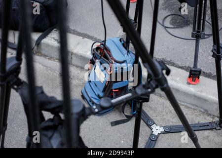Équipement de transmission vidéo en direct et de diffusion en direct dans un sac à dos utilisé par les caméramans TV, entre les trépieds. Banque D'Images