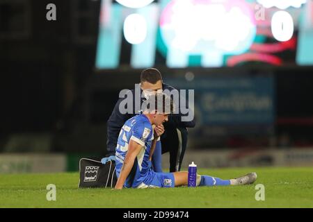 Cleethorpes, Royaume-Uni. 3 novembre 2020. Harrison Biggins de Barrow reçoit un traitement lors du match Sky Bet League 2 entre Grimsby Town et Barrow au parc Blundell, Cleethorpes, le mardi 3 novembre 2020. (Credit: Mark Fletcher | MI News) Credit: MI News & Sport /Alay Live News Banque D'Images