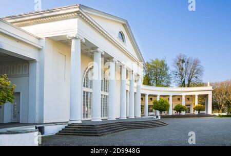 La salle des pompes dans le parc thermal de Bad Oeynhausen. Weser Hills, Westphalie orientale, Rhénanie-du-Nord-Westphalie, Allemagne, Europe Banque D'Images