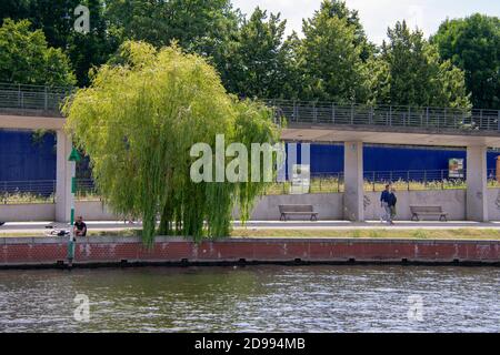 L'herbe vide autour de la Spree en été près de Hauptbahnhof Berlin Pandémie de coronavirus Banque D'Images