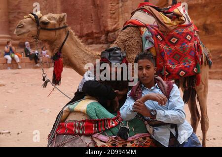 Les promenades en calèche et à cheval en Jordanie sont célèbres. Le sud de la Jordanie à cheval où la nature est incroyablement belle et sauvage. L'une de ses merveilles naturelles est le paysage désertique le plus impressionnant du monde : Wadi Rum. Ce vaste désert, riche en couleurs et en échos est un véritable paradis pour les amoureux de la nature. Jordanie. Banque D'Images