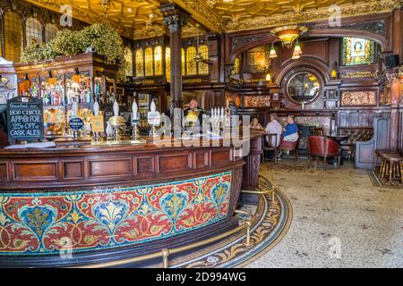 L'intérieur orné du bar des salles à manger Philharmonic de Liverpool. Banque D'Images