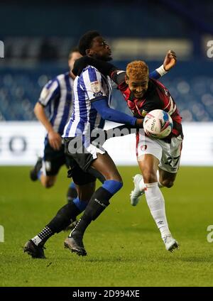 Dominic Iorfa de Sheffield Wednesday et Joshua King (à droite) de l'AFC Bournemouth se battent pour le ballon lors du match du championnat Sky Bet à Hillsborough, Sheffield. Banque D'Images