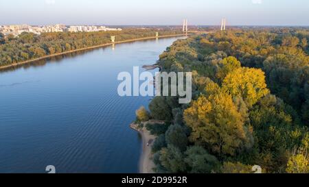 Vue aérienne par drone sur la Vistule, le pont de Siekierkowski et le quartier de Goclaw à Varsovie, en Pologne Banque D'Images