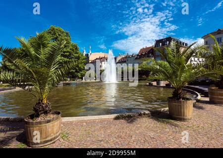 Augustaplatz et fontaine à Baden Baden. Pendant la course à cheval à l'hippodrome d'Iffezheim. Baden Wuerttemberg, Allemagne, Europe Banque D'Images