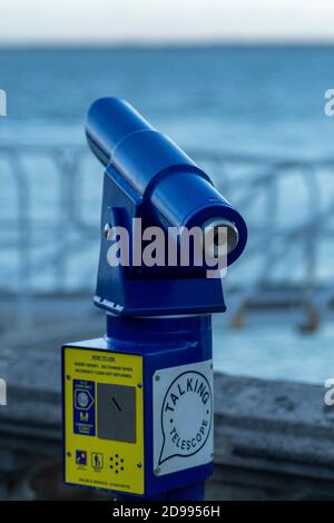 un spectateur côtier binoculaire ou téléscope à pièces de vue en bord de mer. Banque D'Images