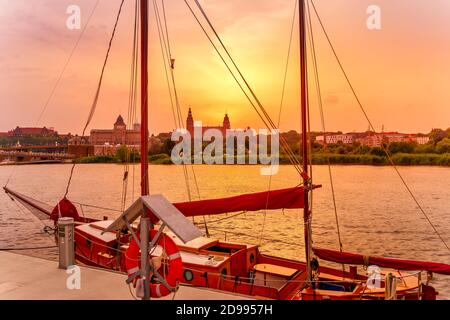 Voilier en bois ancré sur un quai avec vue à Chrobry Shafts au festival Days of the Sea à Szczecin. Magnifique coucher de soleil sur le paysage urbain Banque D'Images