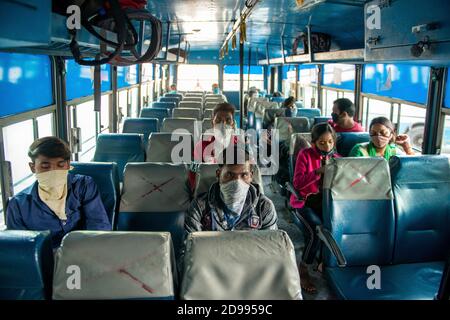 Moins de passagers vus dans un bus avec de nouvelles règles de distance sociale de sièges.après sept mois d'arrêt et de verrouillage subséquent en raison de Covid-19, les services d'autobus inter-États à Delhi ont repris aujourd'hui avec toutes les mesures de précaution. Banque D'Images