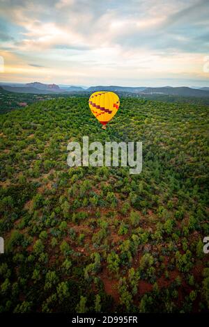 Montgolfière au Sunrise | Canyon Sedona Arizona États-Unis Banque D'Images