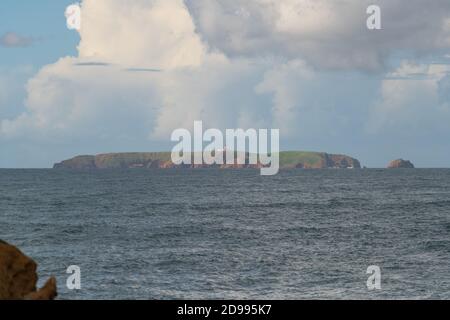 Île de Berlengas vue du Cap Cabo Carvoeiro à Peniche et des vagues de l'océan atlantique, au Portugal Banque D'Images