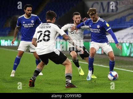 Joe Bennett de Cardiff City (à droite) et Dominik Frieser de Barnsley se battent pour le ballon lors du match du championnat Sky Bet au stade de Cardiff City. Banque D'Images