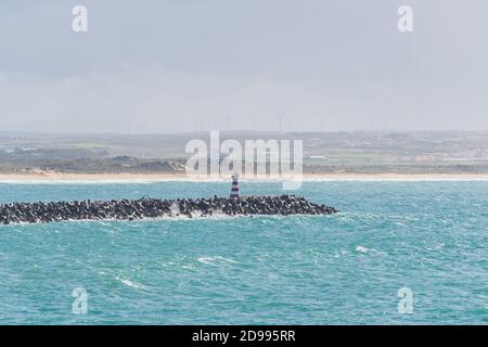 Supertubos plage paradis de surf à Peniche avec phare, au Portugal Banque D'Images