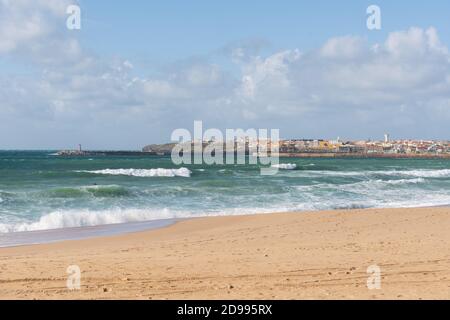 Supertubos plage paradis de surf à Peniche avec phare, au Portugal Banque D'Images