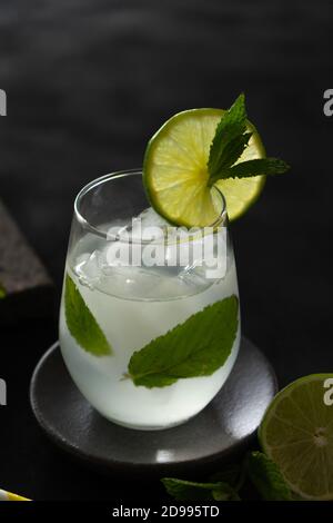 cocktail de citron vert et de menthe poivrée sur fond noir. Cocktails frais. Banque D'Images