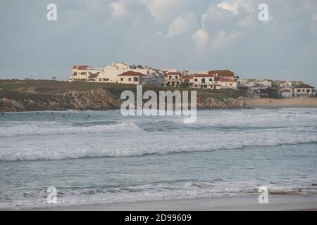 Plage de Baleal Island et belles maisons avec des surfeurs sur l'océan atlantique à Peniche, Portugal Banque D'Images