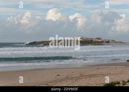 Plage de Baleal Island et belles maisons avec des surfeurs sur l'océan atlantique à Peniche, Portugal Banque D'Images