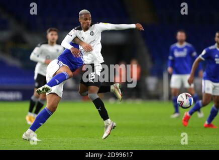 Elliot Simoes de Barnsley (à droite) lors du match de championnat Sky Bet au stade de Cardiff City. Banque D'Images