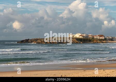 Plage de Baleal Island et belles maisons avec des surfeurs sur l'océan atlantique à Peniche, Portugal Banque D'Images