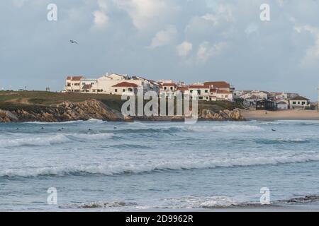 Plage de Baleal Island et belles maisons avec des surfeurs sur l'océan atlantique à Peniche, Portugal Banque D'Images