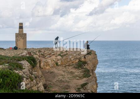 Pêcheurs pêchant sur une falaise à Peniche, Portugal Banque D'Images