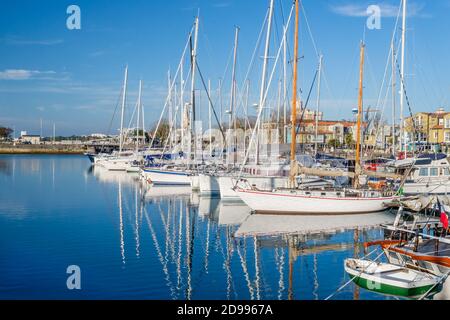 Voiliers dans le vieux port de la Rochelle, France Port de plaisance populaire sur la côte ouest de l'Atlantique de la Charente-Maritime Banque D'Images