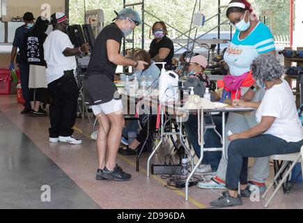 Miami, États-Unis. 03ème novembre 2020. Les résidents de la Floride se tiennent à la table du panneau le jour de l'élection pour voter à l'élection présidentielle de 2020 à la caserne des pompiers de Miami, en Floride, le mardi 3 novembre 2020. Les lignes aux bureaux de vote sont plus courtes que la normale en raison du nombre d'électeurs qui ont voté ou utilisé des bulletins de vote par la poste. La distanciation sociale est en vigueur en raison de la pandémie de COVID-19. Photo de Gary I Rothstein/UPI crédit: UPI/Alay Live News Banque D'Images