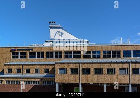 Bâtiment du terminal Olympia du port d'Helsinki avec ligne Silja entonnoir de ferry Banque D'Images