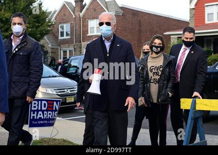 Philadelphie, États-Unis. 03ème novembre 2020. L'ancien vice-président Joe Biden, candidat démocrate, arrive pour un arrêt de campagne le jour des élections à Philadelphie, en Pennsylvanie. États-Unis, le 3 novembre 2020. Crédit : OOgImages/Alamy Live News Banque D'Images