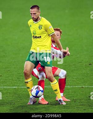 Marco Stiepermanence (à gauche) de Norwich City et Ryan Woods de Millwall se battent pour le ballon lors du match de championnat Sky Bet à Carrow Road, Norwich. Banque D'Images