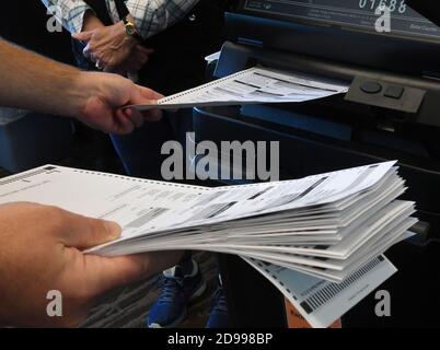 Mount Pleasant, Wisconsin, États-Unis. 3 novembre 2020. Les bulletins de vote par absence et par vote anticipé sont introduits dans des machines de comptage à la salle du village de Mount Pleasant, Wisconsin, le jour de l'élection, le 2 novembre 2020. (Image de crédit : © Mark HertzbergZUMA Wire) Banque D'Images